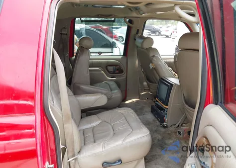 1999 Chevrolet Suburban 1500 z USA, uszkodzony, nr VIN 1GBEC16R9XJ502717